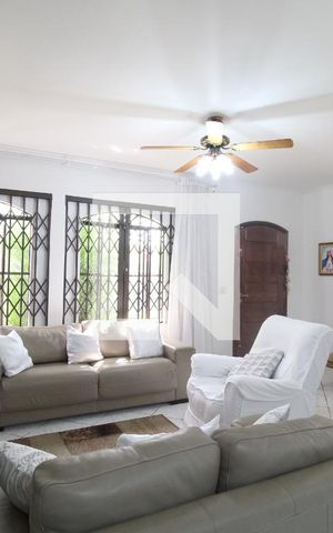 Casa à venda com 202m², 4 quartos e 5 vagasSala
