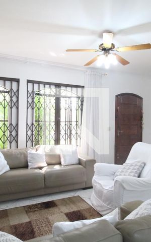 Casa à venda com 202m², 4 quartos e 5 vagasSala
