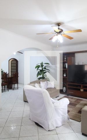Casa à venda com 202m², 4 quartos e 5 vagasSala