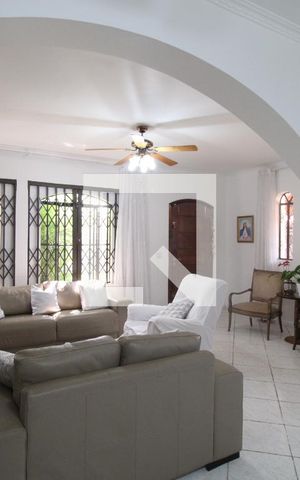 Casa à venda com 202m², 4 quartos e 5 vagasSala
