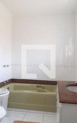 Casa à venda com 202m², 4 quartos e 5 vagasBanheiro da Suíte 1