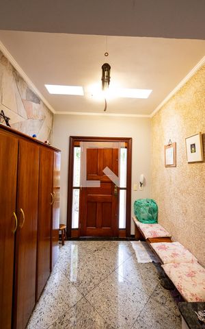 Casa à venda com 230m², 4 quartos e 3 vagas Casa à venda com 230m², 4 quartos e 3 vagasSala