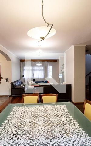Casa à venda com 230m², 4 quartos e 3 vagas Casa à venda com 230m², 4 quartos e 3 vagasSala