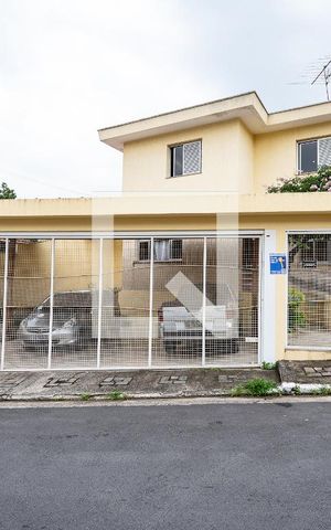 Casa à venda com 230m², 4 quartos e 3 vagas Casa à venda com 230m², 4 quartos e 3 vagasFachada