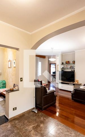 Casa à venda com 230m², 4 quartos e 3 vagas Casa à venda com 230m², 4 quartos e 3 vagasSala