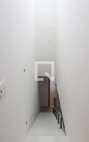 Casa à venda com 150m², 4 quartos e 2 vagasEscada