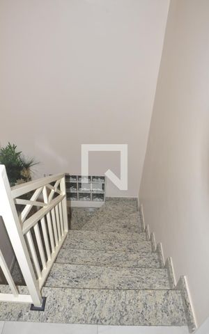 Casa para alugar com 250m², 3 quartos e 5 vagasEscada