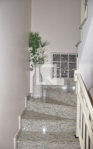 Casa para alugar com 250m², 3 quartos e 5 vagasEscada