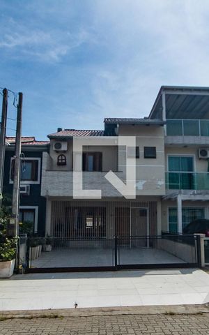 Casa à venda com 142m², 3 quartos e 2 vagas Casa à venda com 142m², 3 quartos e 2 vagasFachada