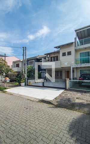 Casa à venda com 142m², 3 quartos e 2 vagas Casa à venda com 142m², 3 quartos e 2 vagasFachada
