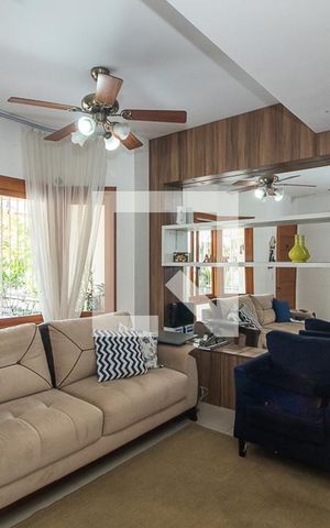 Casa à venda com 142m², 3 quartos e 2 vagas Casa à venda com 142m², 3 quartos e 2 vagasSala