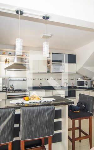 Casa à venda com 142m², 3 quartos e 2 vagas Casa à venda com 142m², 3 quartos e 2 vagasCozinha
