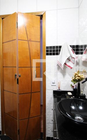 Casa à venda com 140m², 3 quartos e 2 vagasBanheiro
