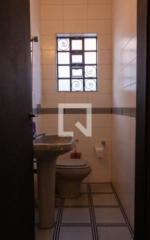 Casa de condomínio à venda com 315m², 4 quartos e 6 vagasBanheiro 2