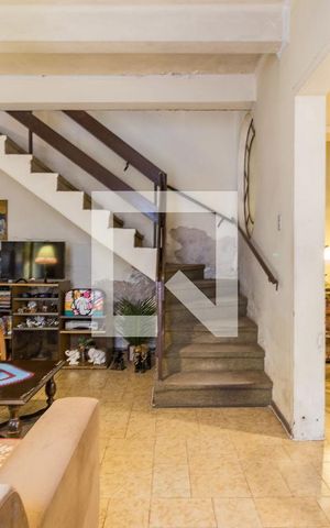 Casa à venda com 160m², 3 quartos e sem vaga Casa à venda com 160m², 3 quartos e sem vagaSala