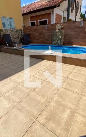 Casa à venda com 225m², 3 quartos e 3 vagas Casa à venda com 225m², 3 quartos e 3 vagasPiscina