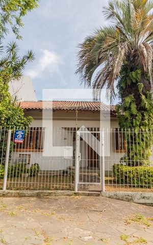 Casa à venda com 250m², 3 quartos e 2 vagas Casa à venda com 250m², 3 quartos e 2 vagasFachada