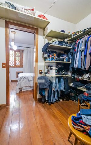 Casa à venda com 250m², 3 quartos e 2 vagas Casa à venda com 250m², 3 quartos e 2 vagasQuarto 1 - Closet