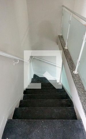 Casa à venda com 340m², 5 quartos e 4 vagas Casa à venda com 340m², 5 quartos e 4 vagasEscada
