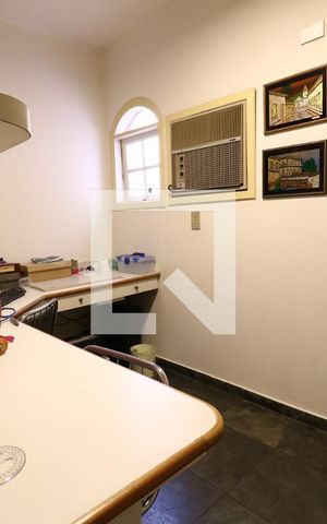 Casa à venda com 650m², 5 quartos e 3 vagasSala de Trabalho