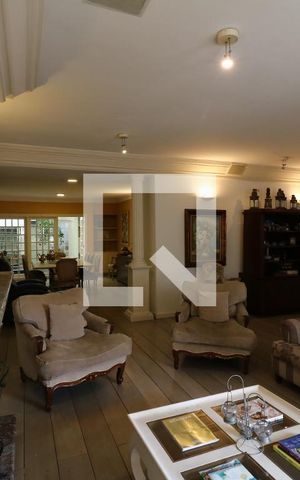 Casa à venda com 650m², 5 quartos e 3 vagasSala