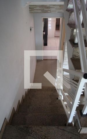 Casa à venda com 300m², 4 quartos e 4 vagas Casa à venda com 300m², 4 quartos e 4 vagasEscada