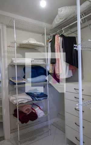 Casa à venda com 350m², 4 quartos e 2 vagas Casa à venda com 350m², 4 quartos e 2 vagasCloset da Suíte 1