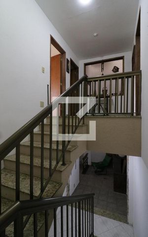 Casa à venda com 157m², 3 quartos e 2 vagasEscada