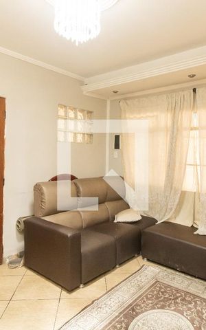 Casa à venda com 190m², 4 quartos e 2 vagas Casa à venda com 190m², 4 quartos e 2 vagasSala