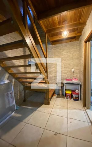 Casa à venda com 330m², 5 quartos e 4 vagas Casa à venda com 330m², 5 quartos e 4 vagasEscada
