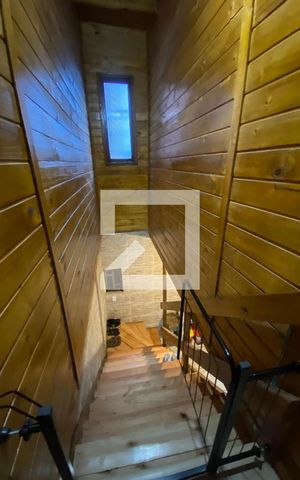 Casa à venda com 330m², 5 quartos e 4 vagas Casa à venda com 330m², 5 quartos e 4 vagasEscada