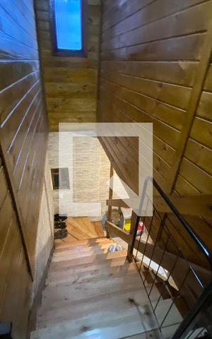 Casa à venda com 330m², 5 quartos e 4 vagas Casa à venda com 330m², 5 quartos e 4 vagasEscada
