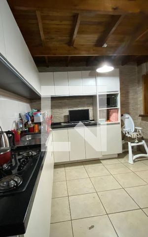 Casa à venda com 330m², 5 quartos e 4 vagas Casa à venda com 330m², 5 quartos e 4 vagascozinha casa 2