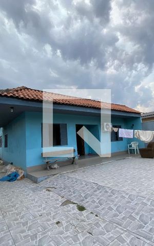 Casa à venda com 330m², 5 quartos e 4 vagas Casa à venda com 330m², 5 quartos e 4 vagasÁrea externa
