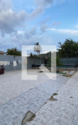 Casa à venda com 330m², 5 quartos e 4 vagas Casa à venda com 330m², 5 quartos e 4 vagasÁrea externa
