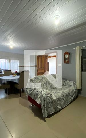 Casa à venda com 330m², 5 quartos e 4 vagas Casa à venda com 330m², 5 quartos e 4 vagasSala