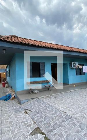Casa à venda com 330m², 5 quartos e 4 vagas Casa à venda com 330m², 5 quartos e 4 vagasÁrea externa