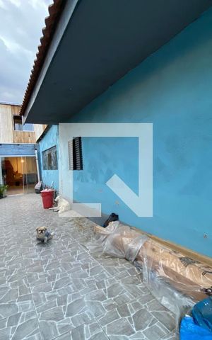 Casa à venda com 330m², 5 quartos e 4 vagas Casa à venda com 330m², 5 quartos e 4 vagasÁrea externa