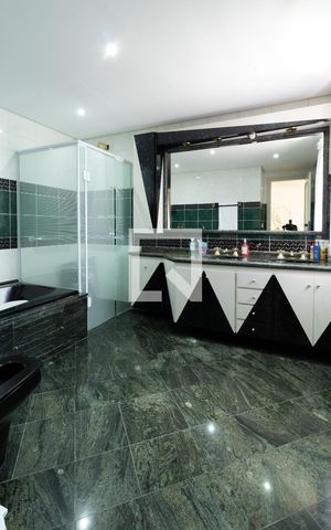 Casa à venda com 331m², 4 quartos e 4 vagasBanheiro Suite 1