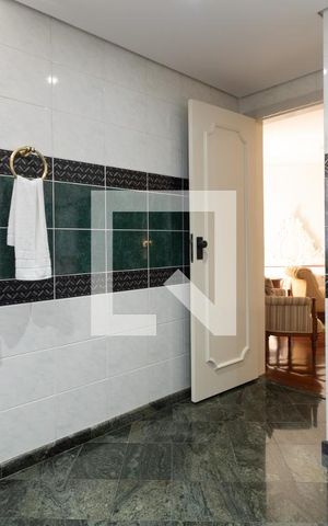Casa à venda com 331m², 4 quartos e 4 vagasBanheiro Suite 1