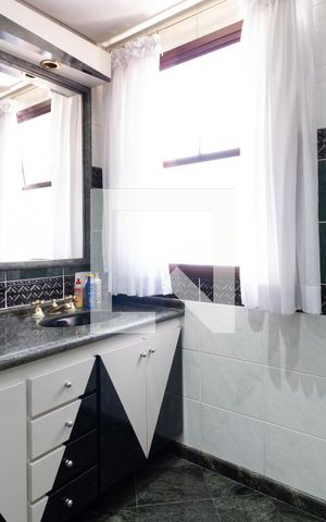Casa à venda com 331m², 4 quartos e 4 vagasBanheiro Suite 1