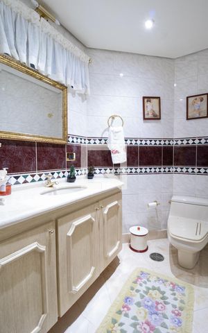Casa à venda com 331m², 4 quartos e 4 vagasBanheiro Social 