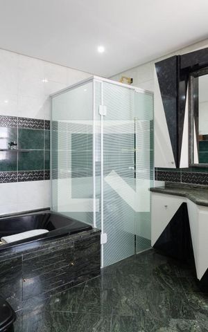 Casa à venda com 331m², 4 quartos e 4 vagasBanheiro Suite 1