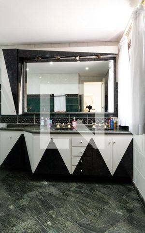 Casa à venda com 331m², 4 quartos e 4 vagasBanheiro Suite 1
