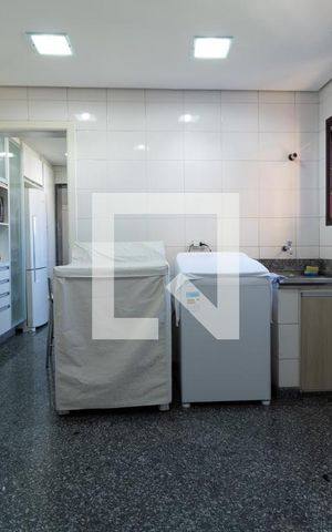 Casa à venda com 331m², 4 quartos e 4 vagasCozinha