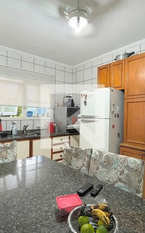 Casa à venda com 310m², 4 quartos e 5 vagas Casa à venda com 310m², 4 quartos e 5 vagasCozinha