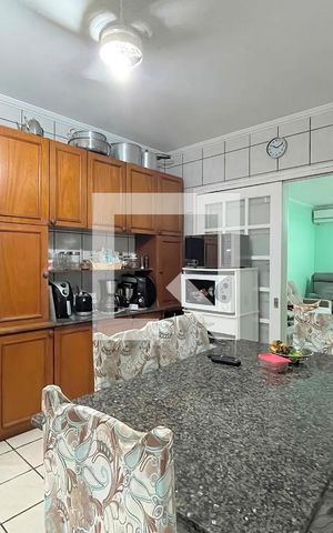 Casa à venda com 310m², 4 quartos e 5 vagas Casa à venda com 310m², 4 quartos e 5 vagasCozinha