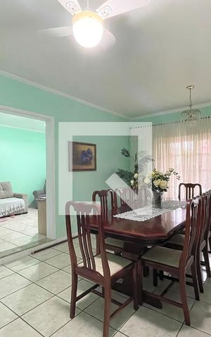 Casa à venda com 310m², 4 quartos e 5 vagas Casa à venda com 310m², 4 quartos e 5 vagasSala de Jantar