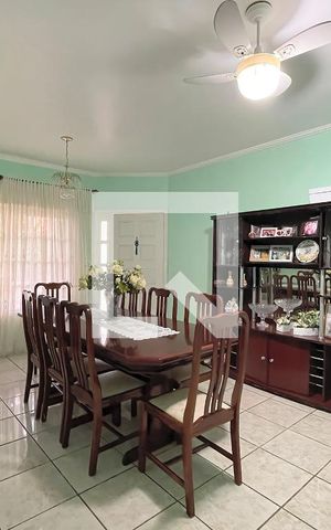 Casa à venda com 310m², 4 quartos e 5 vagas Casa à venda com 310m², 4 quartos e 5 vagasSala de Jantar
