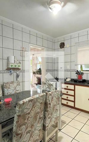 Casa à venda com 310m², 4 quartos e 5 vagas Casa à venda com 310m², 4 quartos e 5 vagasCozinha